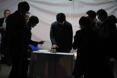 画像:藤井聡太竜王が花火の点火ボタンを押そうとしている様子