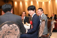 画像:藤井聡太竜王が食事会で参加者と歓談している様子_2