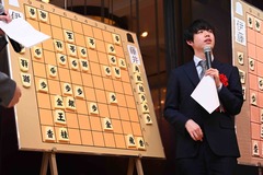 画像:藤井聡太竜王が「詰将棋ラリー」で解説を行っている様子