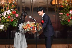 画像:藤井聡太竜王が女性から花束贈呈される様子