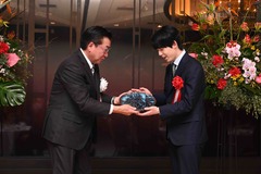 画像:藤井聡太竜王に「楢岡焼」の紋様皿が贈呈される様子