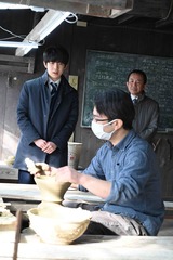 画像:藤井聡太竜王が楢岡焼窯元で陶芸の作業風景を見学している様子