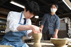 画像:藤井聡太竜王が陶芸体験している様子