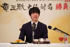 画像:藤井聡太竜王がスピーチしている様子