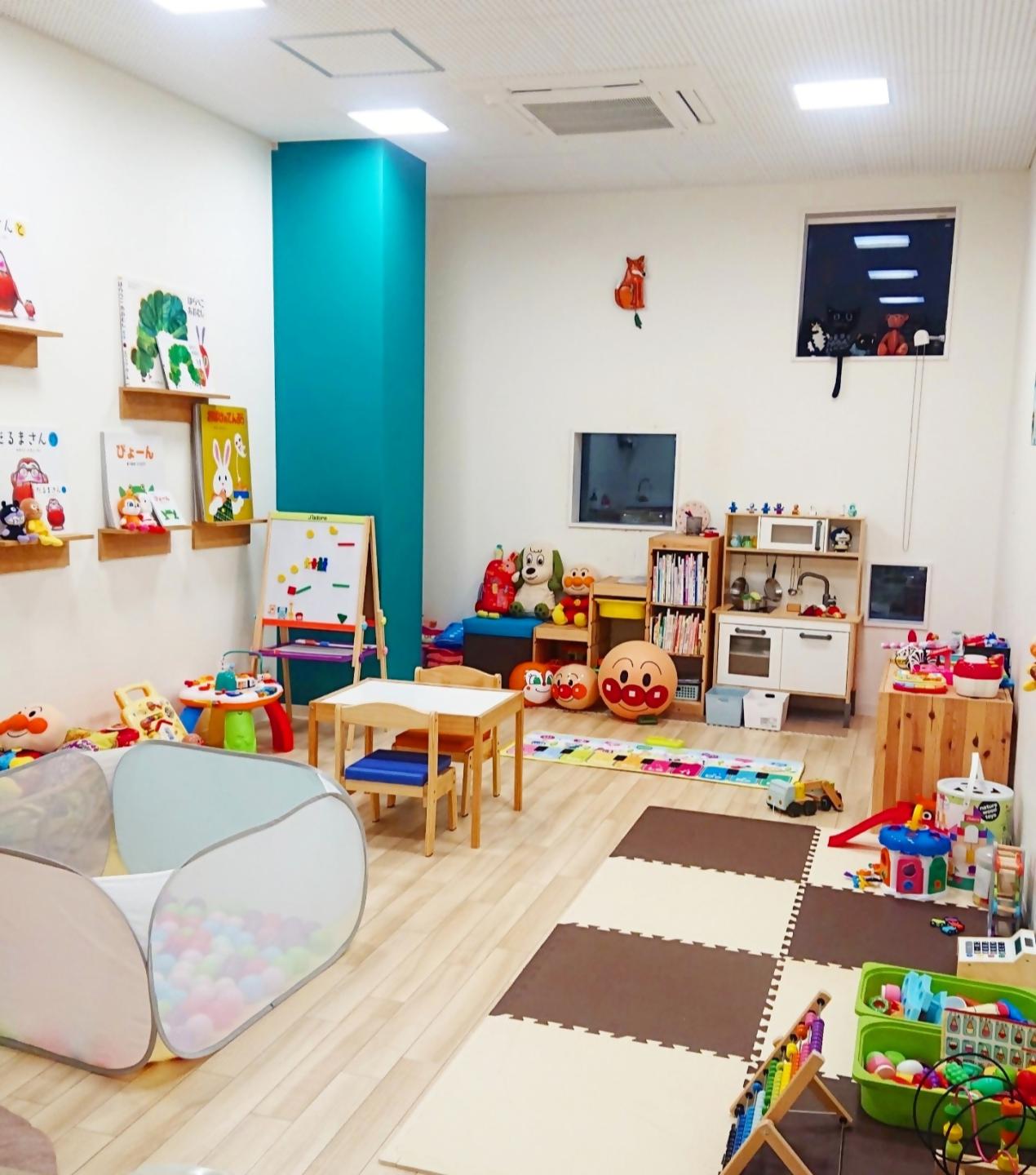 内部の様子、子どもが遊ぶおもちゃなどがあり、部屋全体的に温かみのある色合い