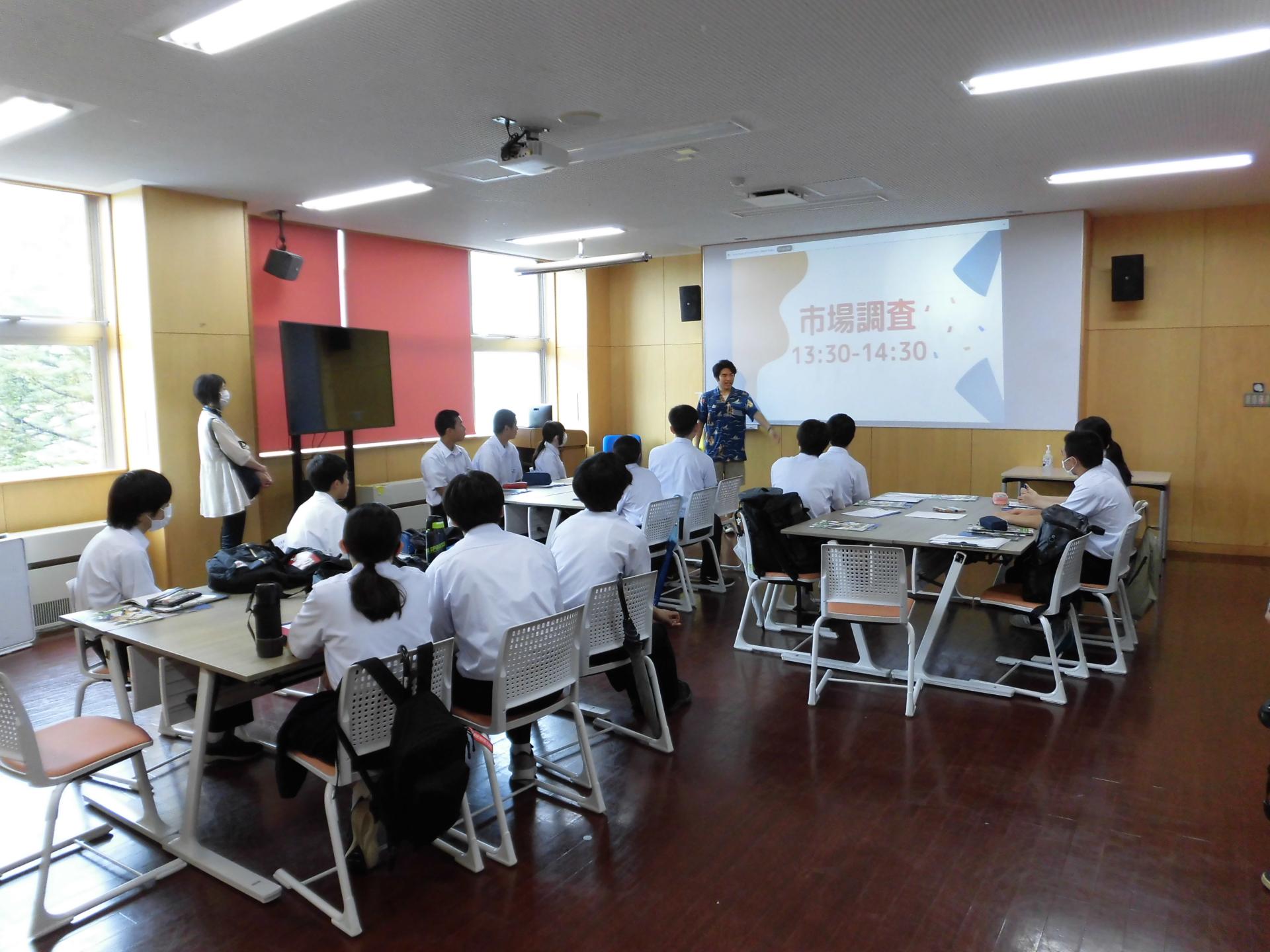 国際教養大学で商品開発について学ぶ様子