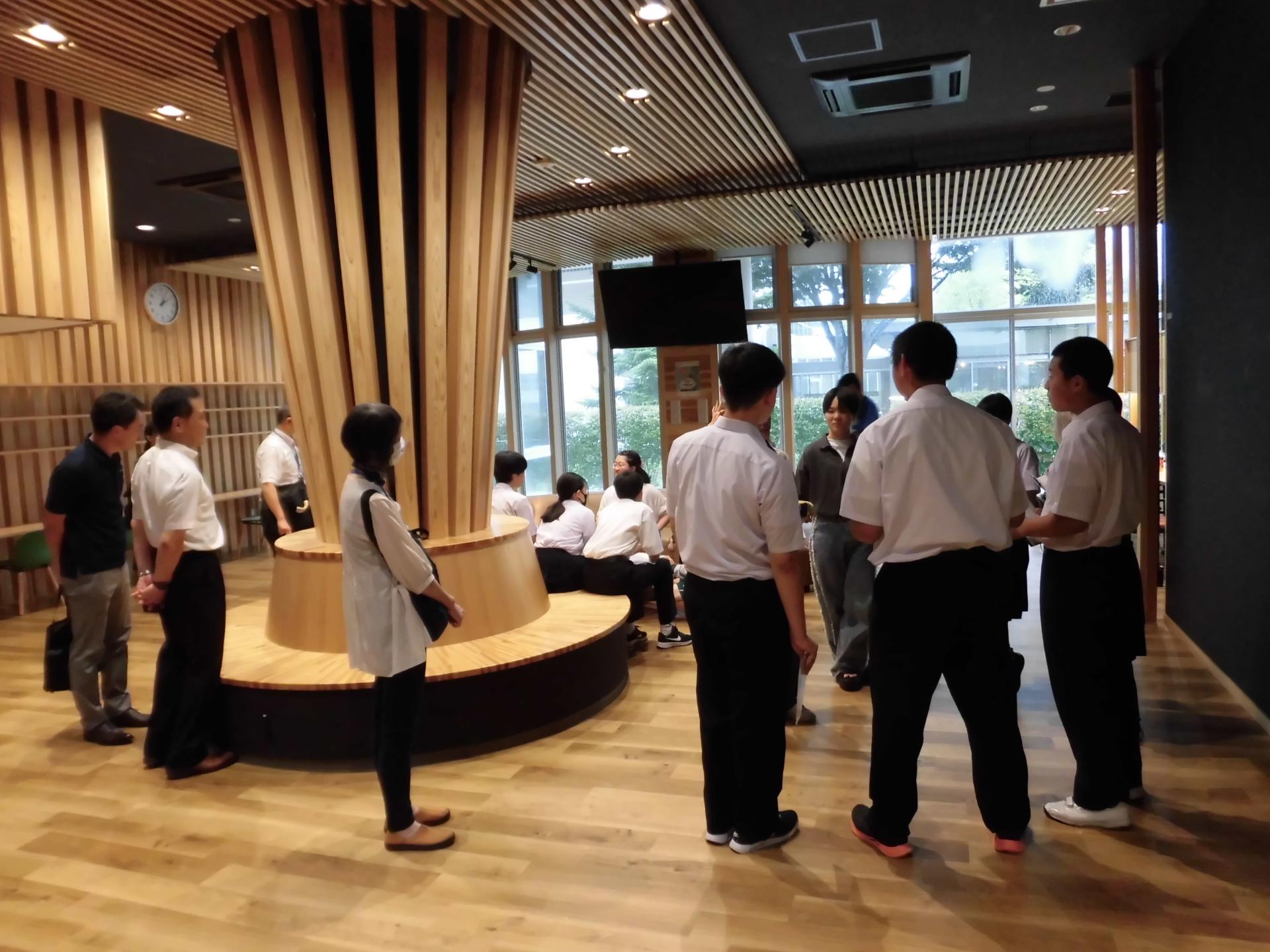 国際教養大学で学生にインタビューする様子