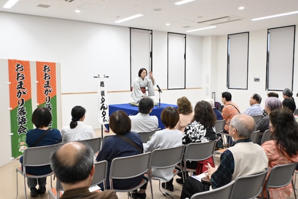 落語をする様子、糀家りんりん