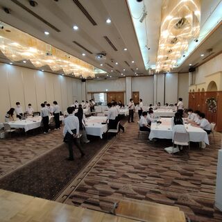 グループに分かれてグループワークをしている生徒たち