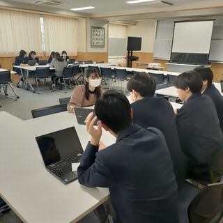 グループに分かれてグループワークをしている生徒たち