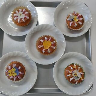 エディブルフラワー(食用花)を用いたレモンケーキ