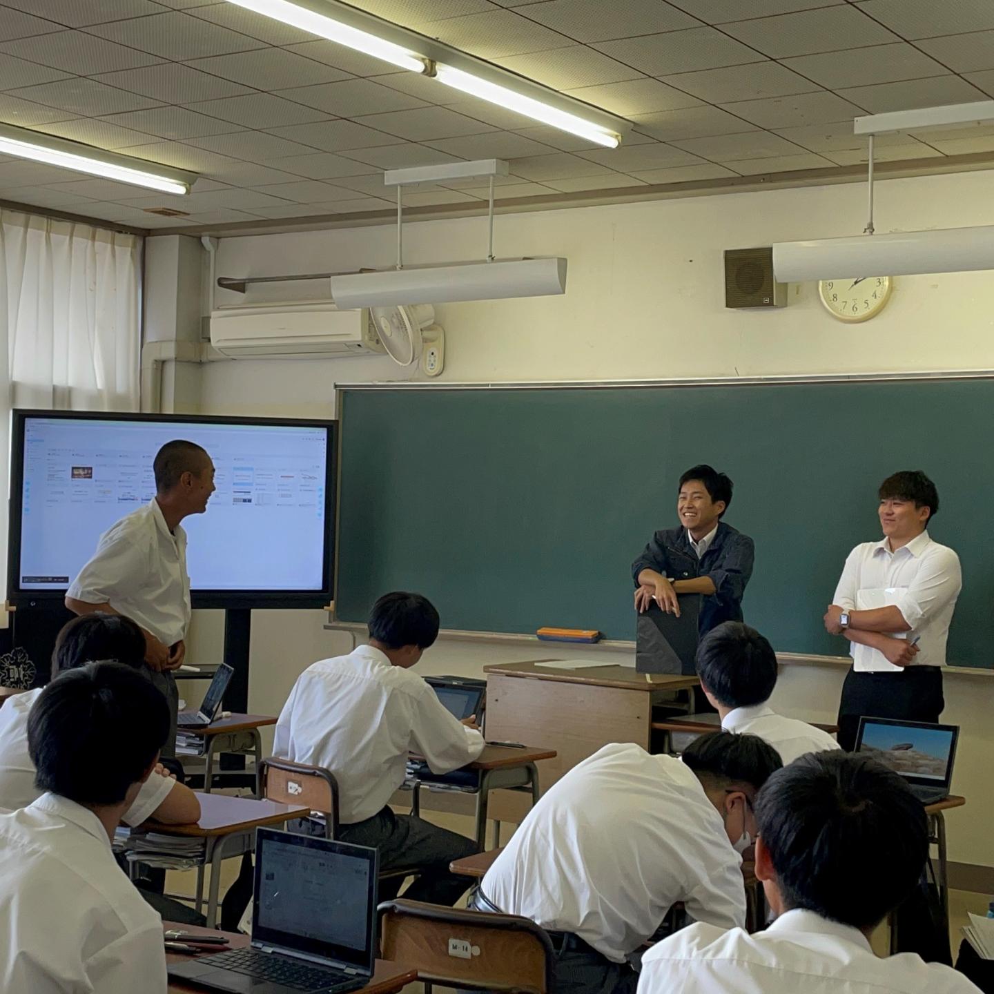 教室で話し合いの結果を発表する生徒