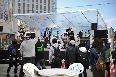 大曲ヒカリオのイベントでバンドが演奏している写真