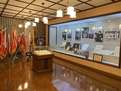展示の様子、写真やパネル、優勝旗など