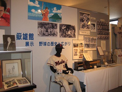 展示の様子、ユニホームを着たマネキン、色紙、写真、パネル