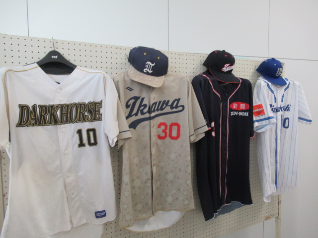 天皇賜杯第80回全日本軟式野球大会に参加した県内チームのユニフォーム