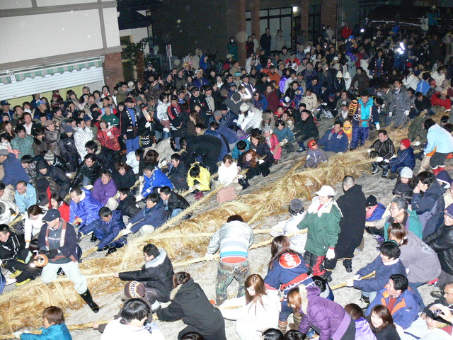 写真：大綱を一斉に引き合う様子