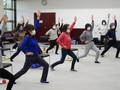 せんぼくスポーツクラブで人々が立って体を動かしている様子