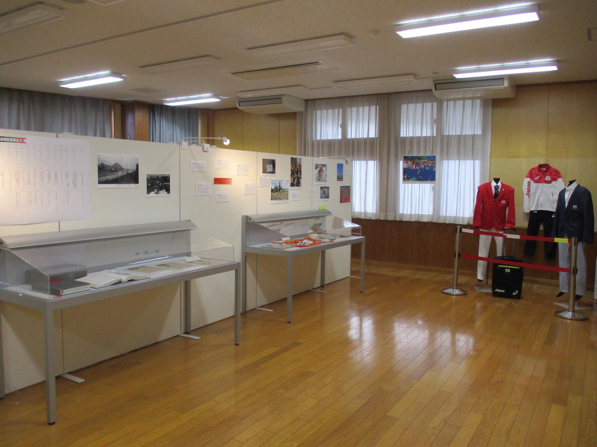 大仙市誕生20周年大仙市アーカイブズ企画展「記録に残る大仙のスポーツ オリンピック・国体・野球」の展示室写真