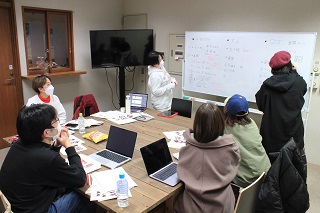 美大で制作会議を行っている様子