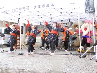ドンパン踊りを踊っている様子