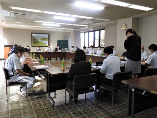 道の駅なかせん拠点構想推進委員会で会議が行われている様子