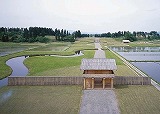 写真:復元された外柵南門の様子