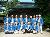 池田家顕彰会の皆さんとご当主ご夫妻を囲み記念撮影