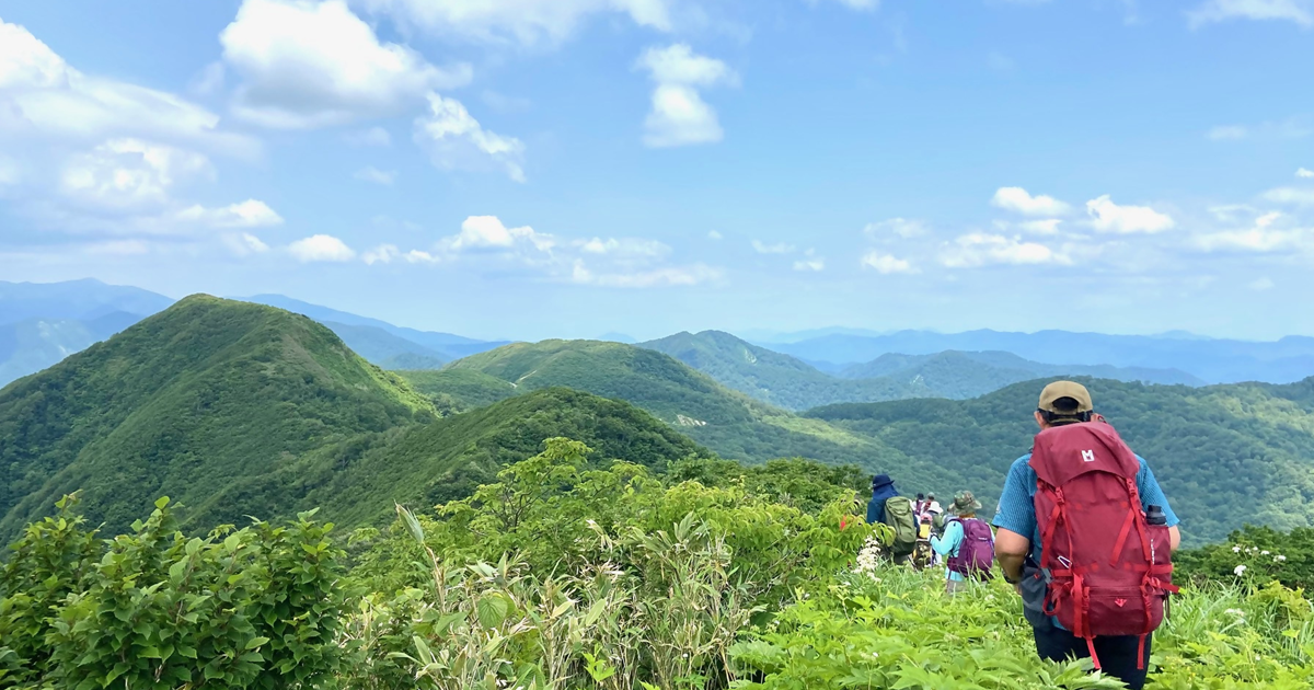 実技（登山）の様子、一列で尾根を歩く受講生