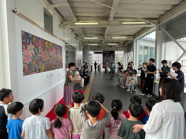 大曲駅前こども園の子どもたちも見学の様子