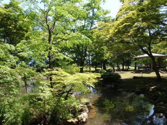鮮やかな緑に包まれる払田分家庭園