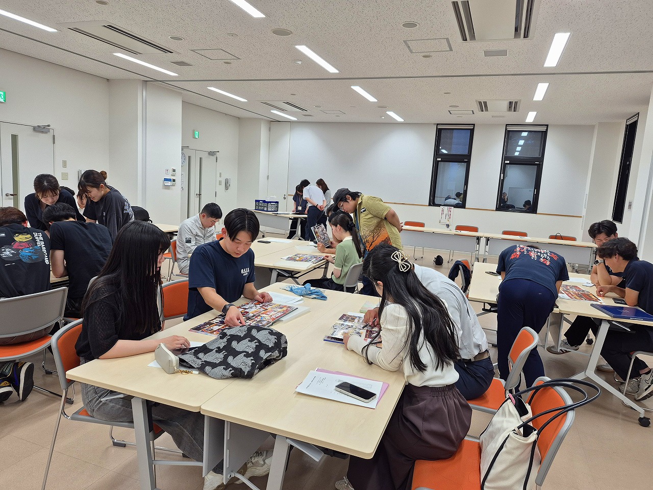 はなび・アムの会議室で実行委員会を開催、委員が集まって次第やアトラクションを検討している