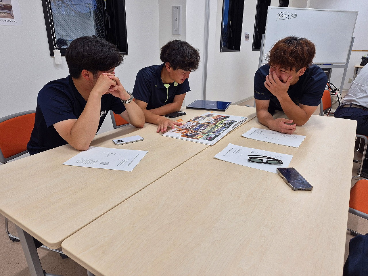 はなび・アムの会議室で実行委員会を開催、委員の男性3名が悩んでいる様子