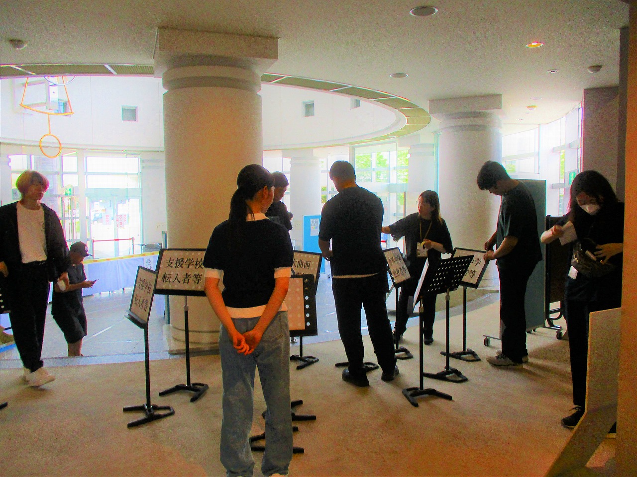本番の前々日の大曲市民会館のロビーで、実行委員や市担当者が準備をしている