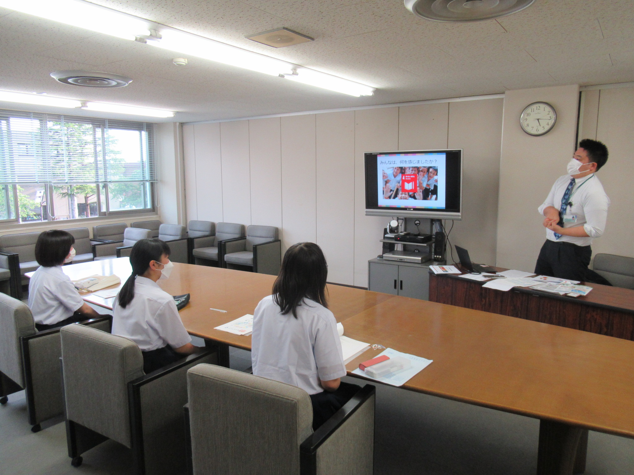 勉強会の様子（講師の説明を聞くレポーター3人）