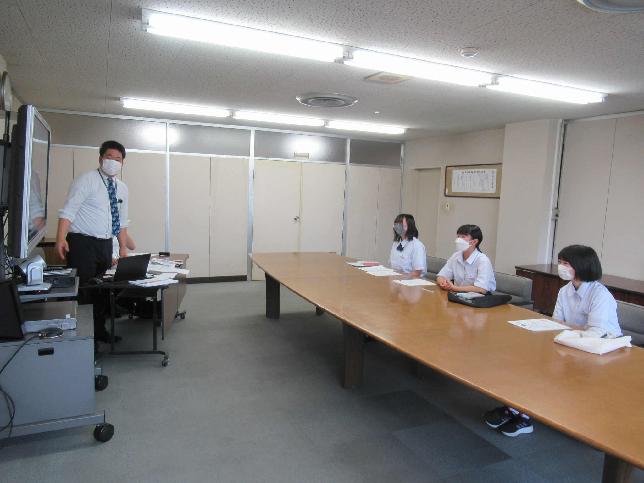 勉強会の様子（講師の説明を聞くレポーター3人）