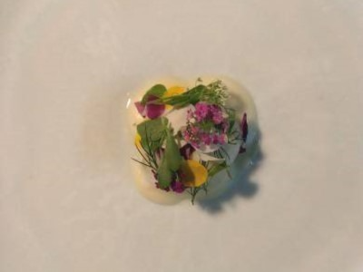エディブルフラワーを使ったジュエーメの日本海鰯と蕗の薹のポルペッティ じゃがいものピュレとノヴェッロオイルのソース