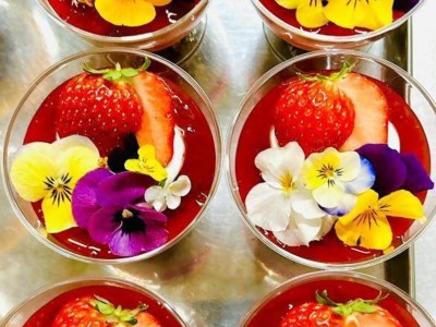 エディブルフラワーを使った和栄堂の花とフルーツのパフェ