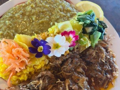 エディブルフラワーがトッピングされているあいがけカレープレート