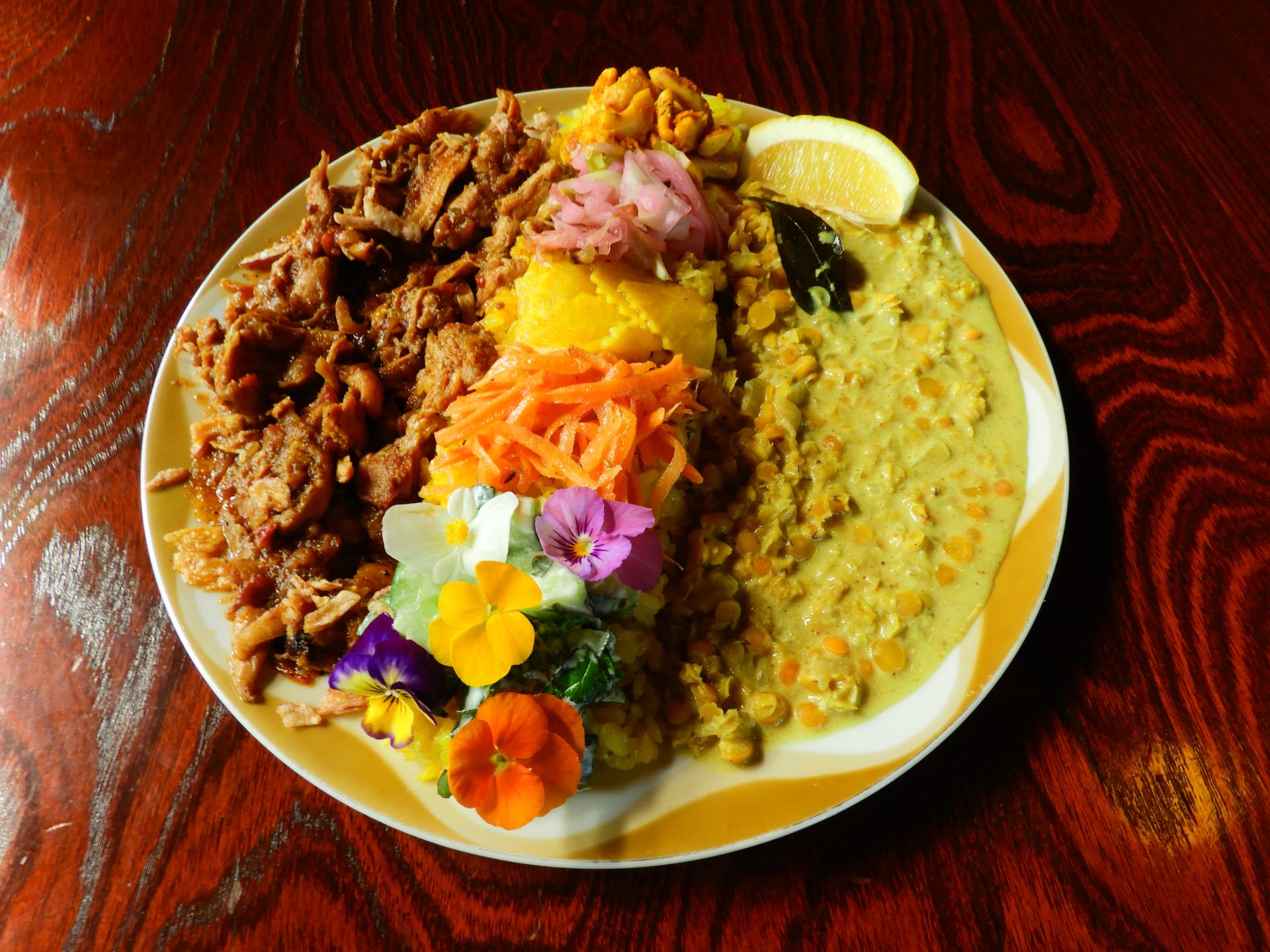 エディブルフラワーを使った髙梨商店のあいがけカレープレート