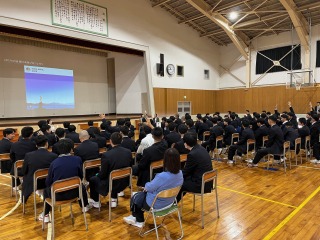 修英高校でのトークセッションの様子