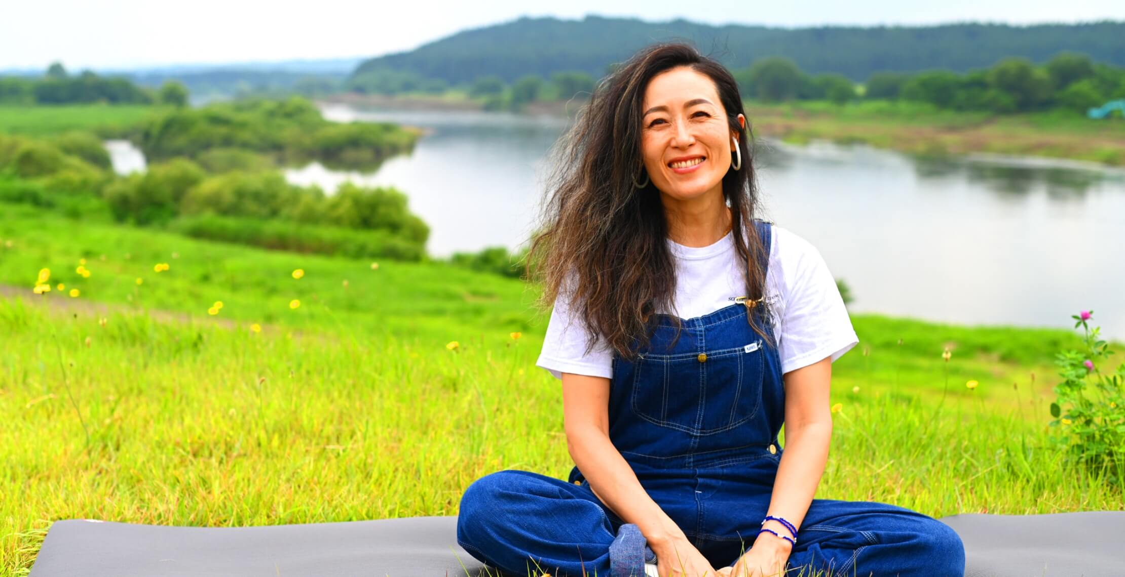 ヨガマットに座る伊藤優紀さん