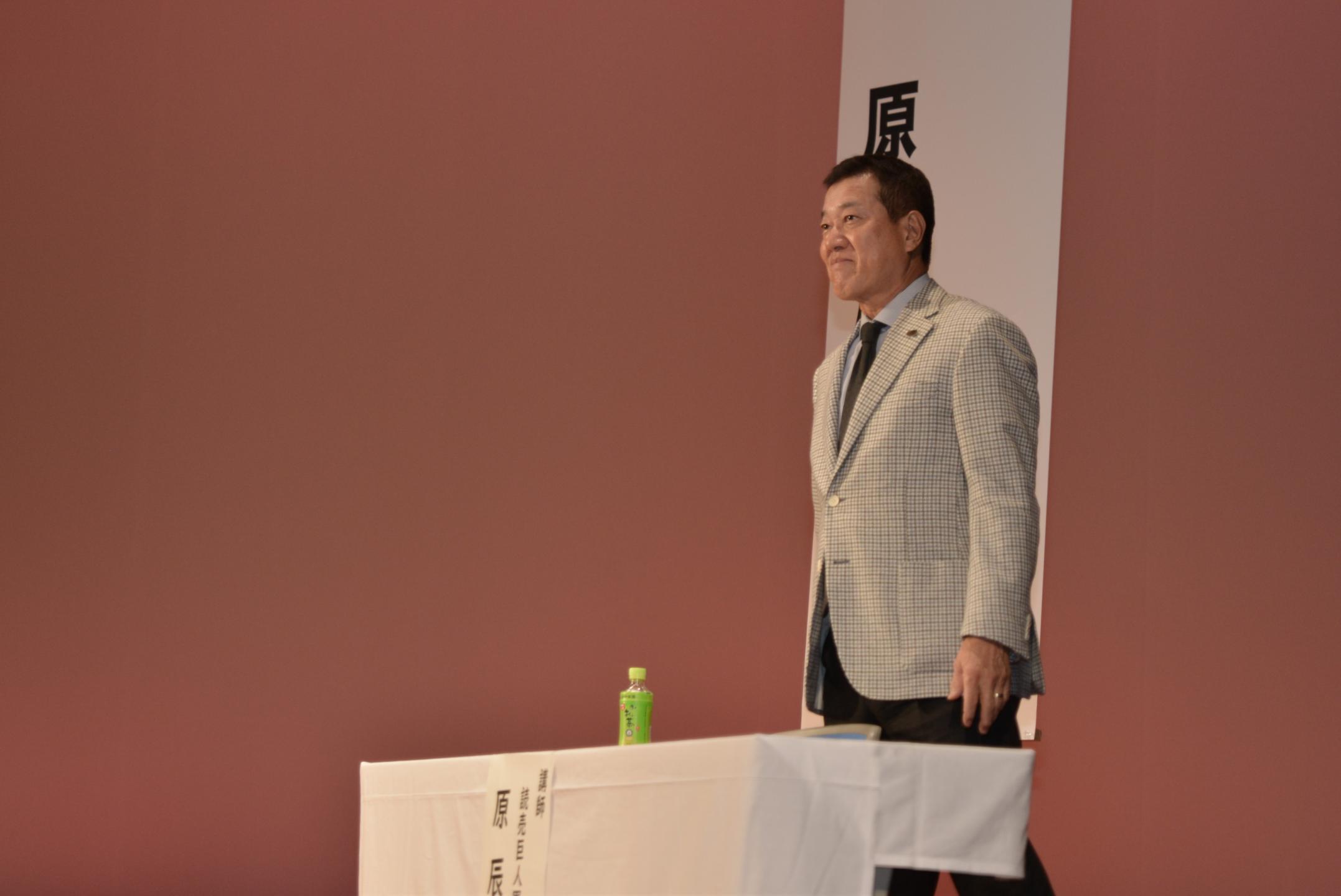 講演前の原さんの様子
