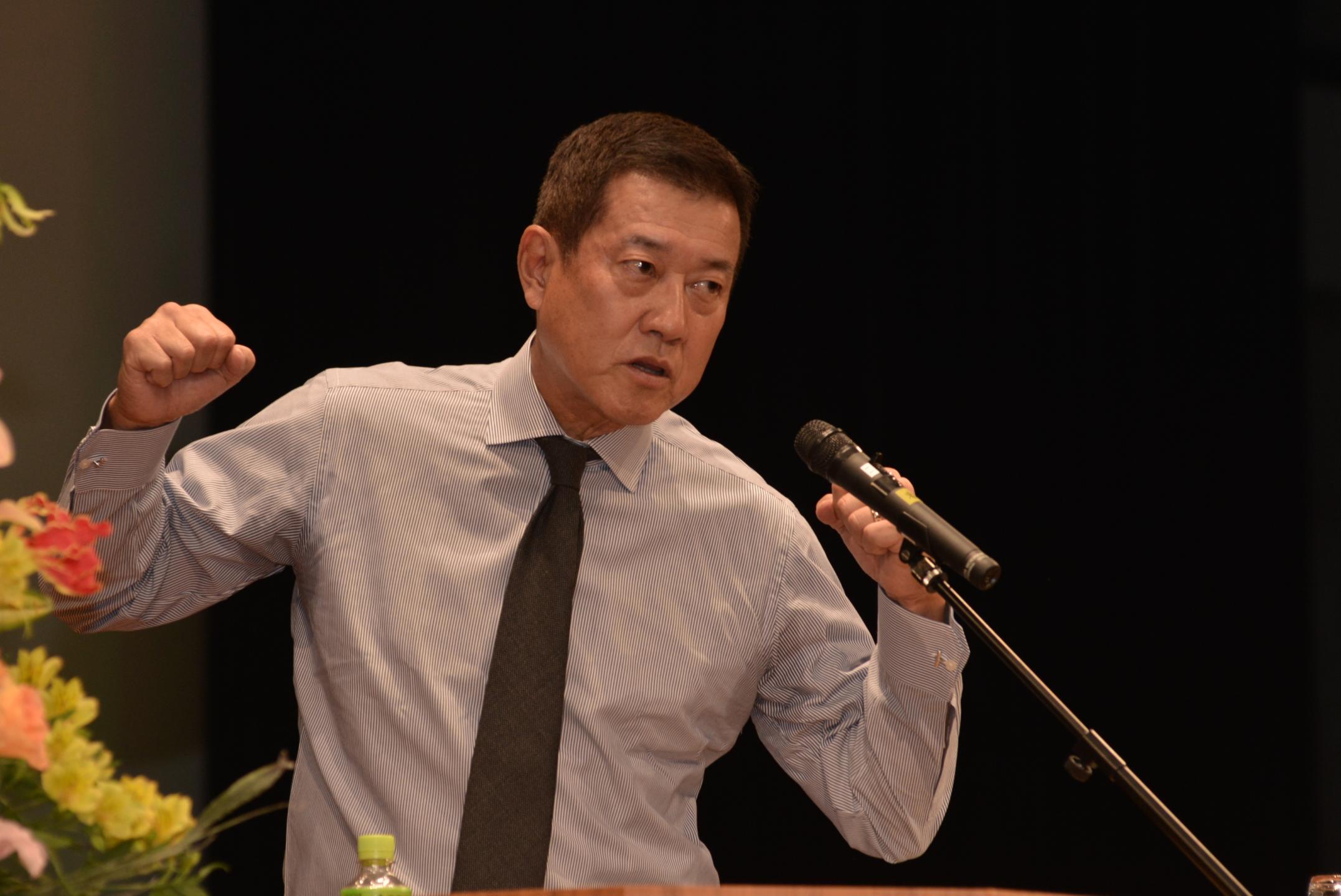 ジェスチャーを交えながら講演をする原氏さんの様子