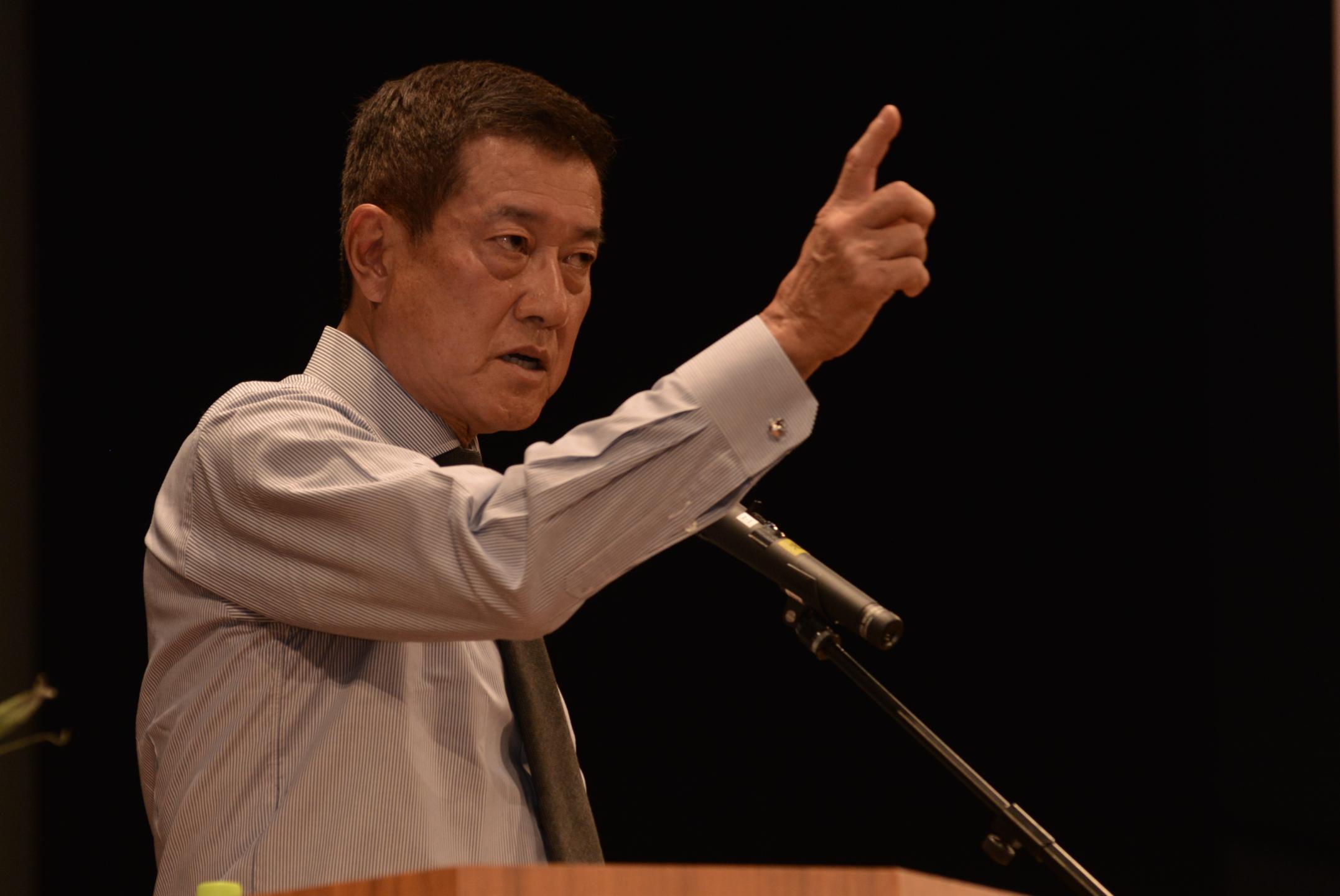 監督時代を思わせる鋭い眼差しと熱い言葉で話す原さんの様子