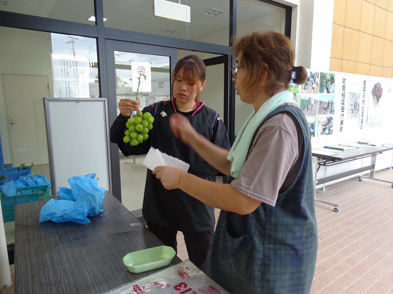 ぶどうの販売準備をしている様子
