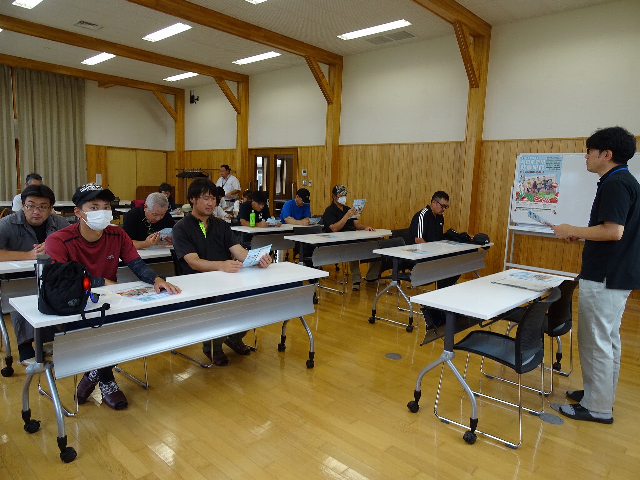 施設の説明を受けている様子