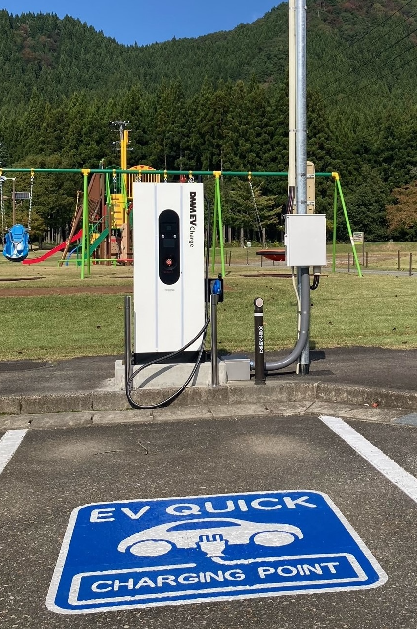 駐車場に設置されたEV充電器