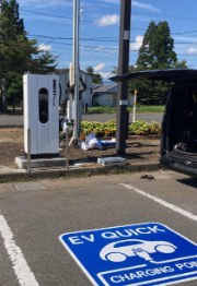 駐車場に設置されたEV充電器