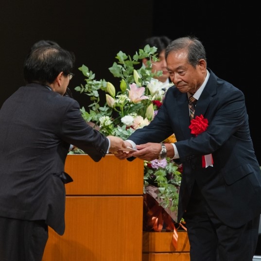 表彰を受けるNPO法人南外さいかい市の加賀正夫理事長